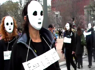 death_masks_at_white_house_protest.jpg 
