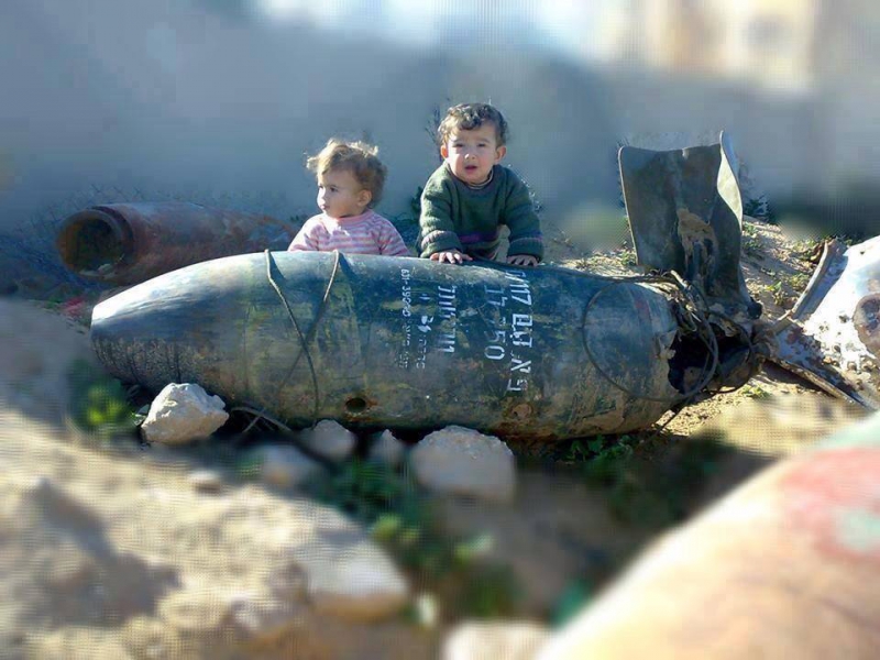 800_palestinian.boys.bomb.jpg 