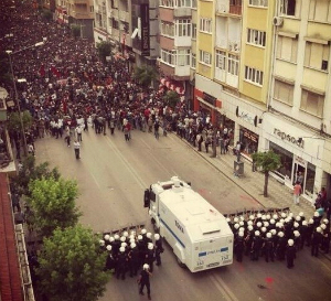 turkey_police_blocking_taksim_square.jpg 