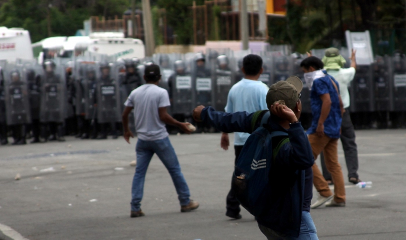 sm_des-manifestants-face-forces-ordre-20-juin-2016-oaxaca-dans-mexique_2_1400_827.jpg 