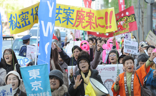 japan_women_march_through_tokyo_s_ginza_shopping_street_to_protest_against_a_state_secrets_protection_bill_on_nov._26.__mainichi_.jpg 