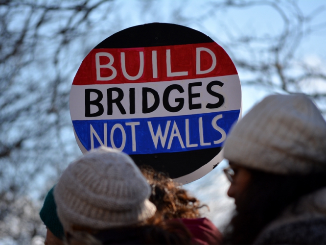 sm_build-bridges-not-walls.jpg 