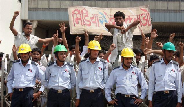 india_maruti_suzuki_workers_in_plant_with_guards.jpg 
